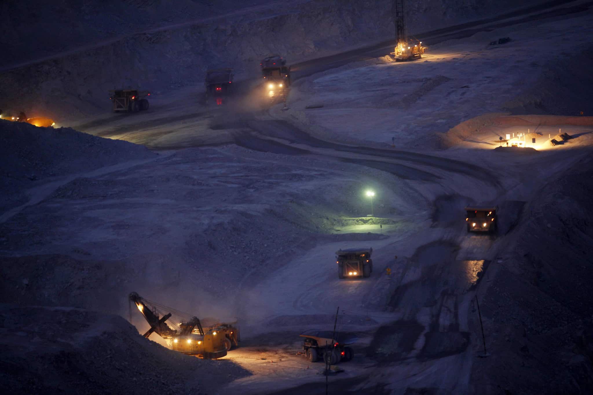 CH01. CALAMA (CHILE), 03/10/2011. Turno de noche en la mina de cobre y oro a cielo abierto de Chuquicamata, a 15 km al norte de la localidad de Calama en la región de Antofagasta, Chile, 3 de octubre de 2011. Administrada por la empresa estatal Codelco (Corporación del Cobre) Chuquicamata es una de las minas más grandes del mundo de su tipo y la mayor en producción de cobre de Chile. EFE/Felipe Trueba