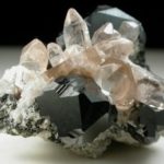 Bixbyita con Topacio