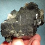 Boulangerita Incluida dentro de Fluorita