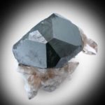 Cristal de Bixbyita complejo con Topacio