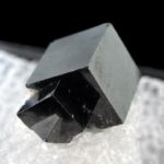 Cubos entrecruzados de Bixbyita