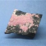 Bustamite rosa con Franklinita