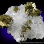 Calcopirita dorada brillante con cuarzo