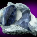 Cristales de Benitoite en Natrolite