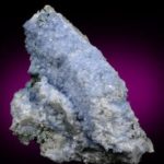 Placa plana de matriz cubierta en una cara con cristales de carletonita color azul