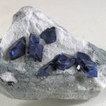 Triángulo de Benitoite en Natrolite