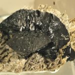 Casiterita brillante en matriz