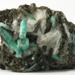 Chamosita aguda con esmeralda