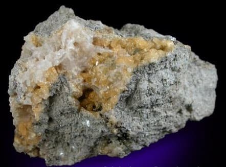 Clinohumita amarilla en la cavidad