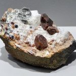 Grandes cristales de condrodita con clinocloro