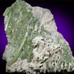 Turmalina con recubrimiento Cookeite