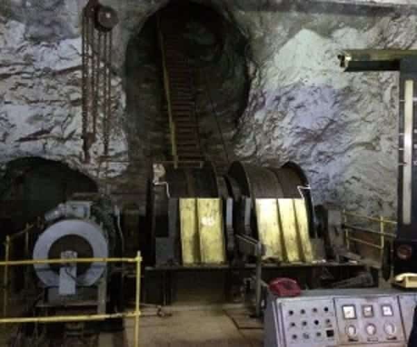 Cuarto de polipasto subterráneo de pozo sub-vertical