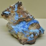 Cristales de cianotrizita en forma de aguja incrustados en la matriz.