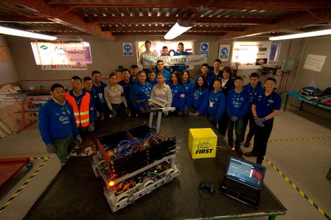 Jóvenes mexicanos para que participen en la competencia de robótica FIRST