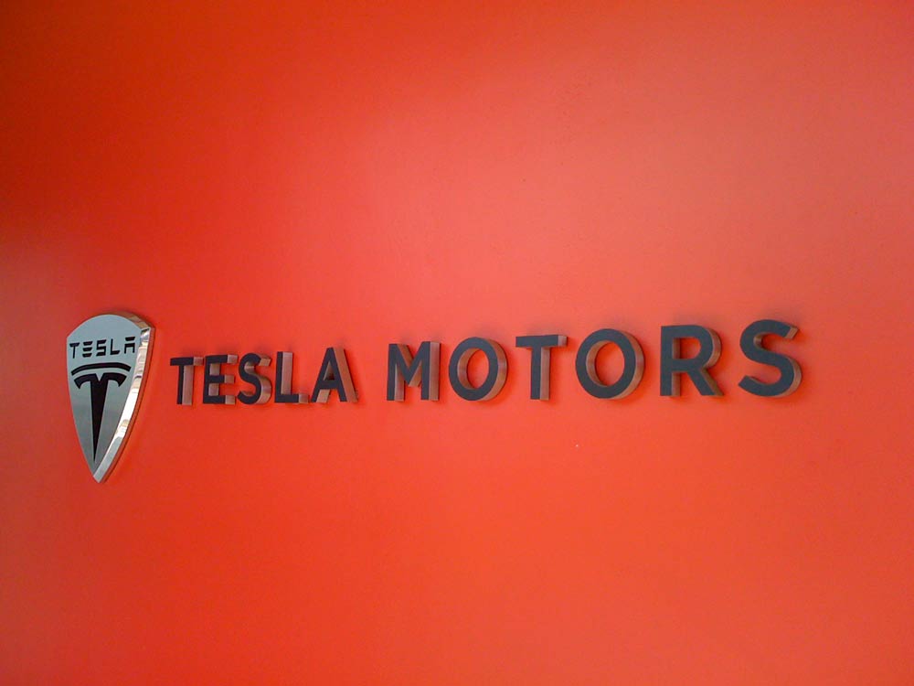 Pared con logo Tesla Motors