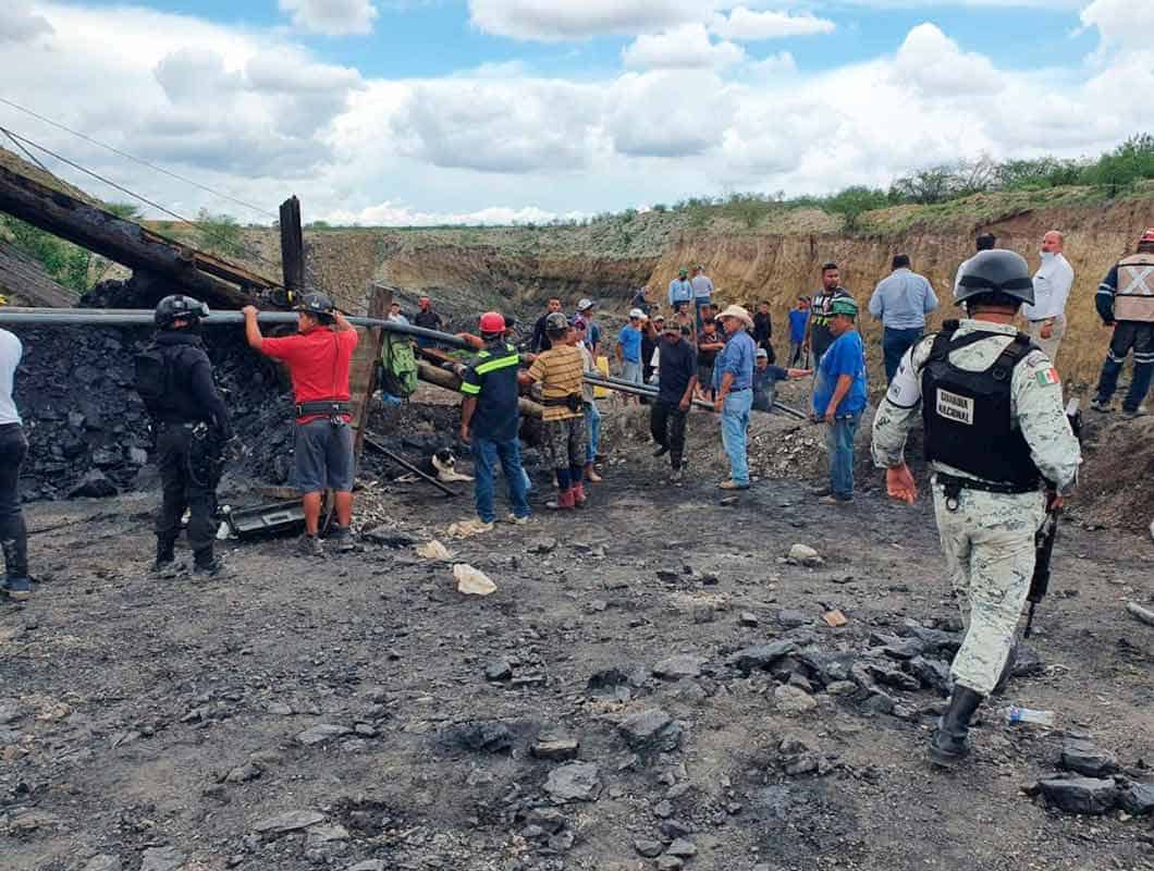 Trabajadores en el lugar del colapso de la mina en Coahuila