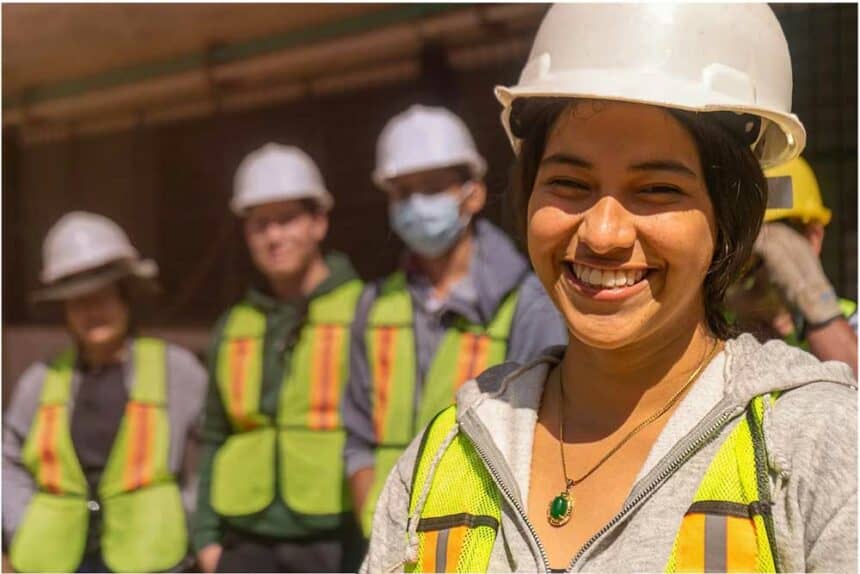 Mujer estudiante de minería