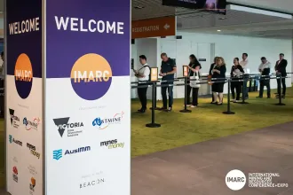 Visitantes registrándose en el primer día de IMARC 2024 en Sydney, el evento minero más grande de Australia.
