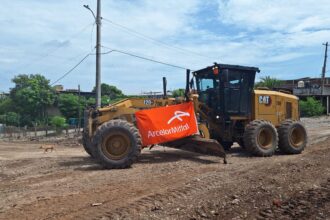 Maquinaria pesada de ArcelorMittal en un sitio de construcción, impulsando el desarrollo local