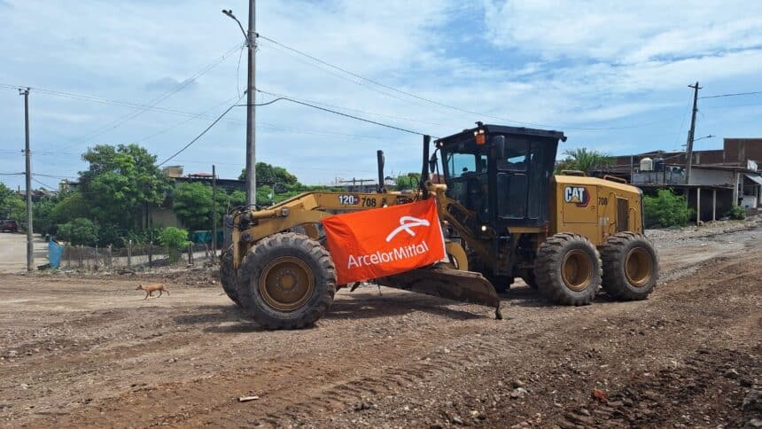 Maquinaria pesada de ArcelorMittal en un sitio de construcción, impulsando el desarrollo local
