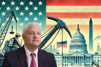 Rich Nolan, presidente y CEO de la Asociación Nacional de Minería, con ilustración de fondo representando la industria minera y la bandera de Estados Unidos.