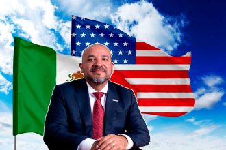 Julio César Martínez Rivas, con banderas de USA y México de fondo
