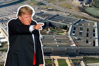 Donald Trump en traje señalando, con el Pentágono en el fondo.