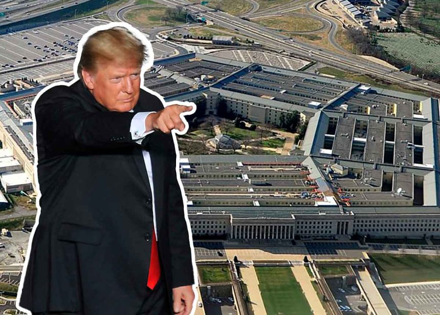 Donald Trump en traje señalando, con el Pentágono en el fondo.