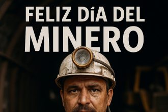 Minero mexicano con casco y lámpara frontal, con fondo oscuro de mina y texto “Feliz Día del Minero
