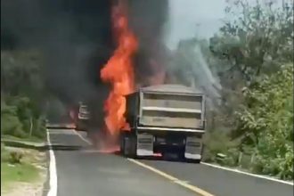 Tráileres incendiados de la mina Capela en Teloloapan, Guerrero, julio 2025