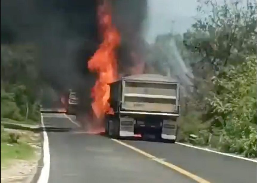Tráileres incendiados de la mina Capela en Teloloapan, Guerrero, julio 2025